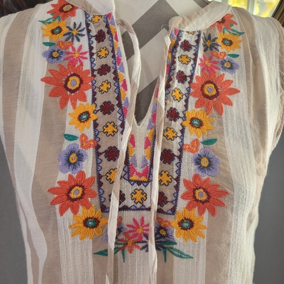 CKLASS FASHIONLINE FLORAL  EMBROIDERED SLEEVELESS WOMEN'S  BLOUSE - Picture 2 of 6